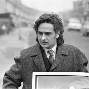 Dudley Moore entre dans une voiture après avoir enlevé son maquillage pendant le tournage d'une comédie de la BBC. Dudley Moore entre dans une voiture après avoir enlevé son maquillage pendant le tournage d'une comédie de la BBC.