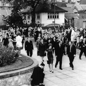 Le duc d'Édimbourg arrivant au centre de jeunesse Bournville. 24 octobre 1962. Le duc d'Édimbourg arrivant au centre de jeunesse Bournville. 24 octobre 1962.