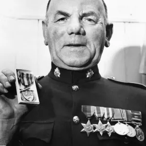 Dunkirker-Medaille. Die Abbildung zeigt Herrn John Bell mit der Dunkirker-Medaille Dunkirker-Medaille. Die Abbildung zeigt Herrn John Bell mit der Dunkirker-Medaille