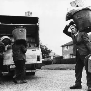 Los hombres de la basura haciendo sus rondas en la ciudad de Cambridge. Circa 1970s Los hombres de la basura haciendo sus rondas en la ciudad de Cambridge. Circa 1970s