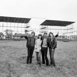 Gli uccelli mattutini, i partecipanti al festival iniziano ad arrivare per il 20° Festival Nazionale del Rock. Gli uccelli mattutini, i partecipanti al festival iniziano ad arrivare per il 20° Festival Nazionale del Rock.