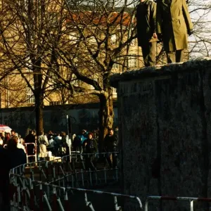 EAST GERMAN BORDER GUARDS ON TOP OF THE BERLIN WALL IN FEBRUARY 1990 - 15 / 02 / 1990 EAST GERMAN BORDER GUARDS ON TOP OF THE BERLIN WALL IN FEBRUARY 1990 - 15 / 02 / 1990