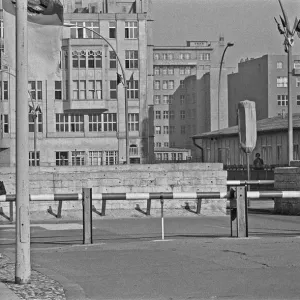 La police frontalière de l'Allemagne de l'Est à l'entrée d'est de Berlin situé à Checkpoint Charlie. La police frontalière de l'Allemagne de l'Est à l'entrée d'est de Berlin situé à Checkpoint Charlie.