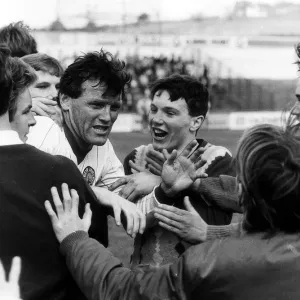 Eddie Gray, l'entraîneur de Leeds, est entouré par les supporters après avoir joué son dernier match pour Leeds. Eddie Gray, l'entraîneur de Leeds, est entouré par les supporters après avoir joué son dernier match pour Leeds.