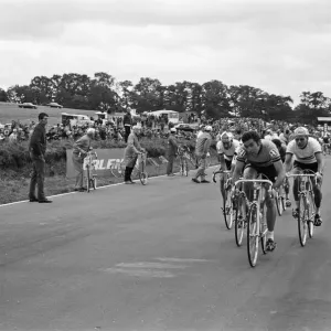 Eddy Merckx (corredor belga número 21 - lider en esta foto).