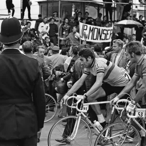 Eddy Merckx (corredor belga número 21) fotografiado compitiendo en el Ciclismo Mundial.
