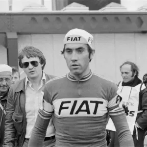 Eddy Merckx (se muestra en la foto delante al centro con el jersey y gorra patrocinados por FIAT).