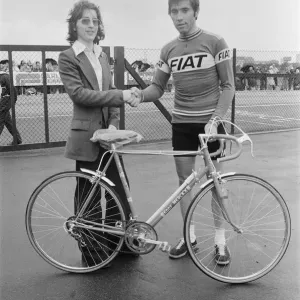 Eddy Merckx (derecha) presenta una bicicleta Eddy Merckx al ganador del concurso de Daily Mirror.