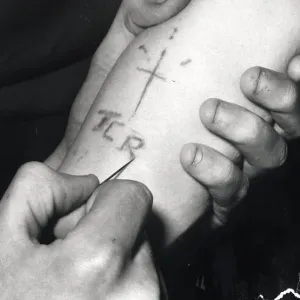 Les gangs d'Édimbourg janvier 1973 un adolescent avec son manchette roulée en haut se fait tatouer. Les gangs d'Édimbourg janvier 1973 un adolescent avec son manchette roulée en haut se fait tatouer.