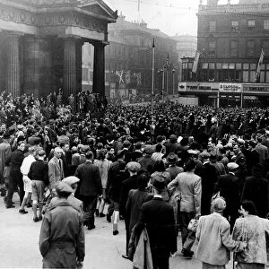 Edinburgh VJ Day August 1945 A pipe band march down the Mound in Edinburgh through