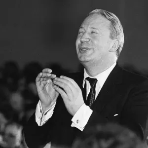 Edward Heath dirige la recita di canti natalizi a Broadstairs, Kent. Edward Heath dirige la recita di canti natalizi a Broadstairs, Kent.