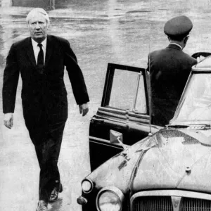 Edwart Heth geht im Regen zum offiziellen Auto - Dezember 1972