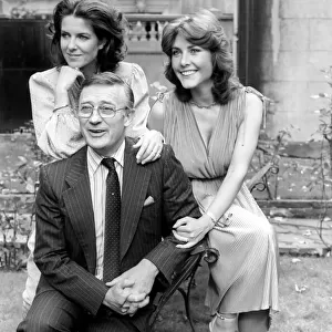 Edward Woodward actor with Hilary Tindall (right) and Amanda Kemp (left