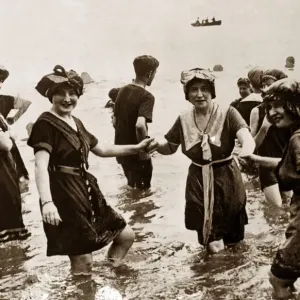 Le signore edoardiane in costume da bagno che nuotano nell'acqua Abbigliamento Donne Le signore edoardiane in costume da bagno che nuotano nell'acqua Abbigliamento Donne