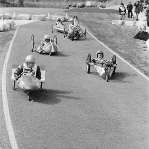 Elektrische Fahrzeugtests in England, Die Lucass Elektronahrtrenne bei Donnington-Park Elektrische Fahrzeugtests in England, Die Lucass Elektronahrtrenne bei Donnington-Park