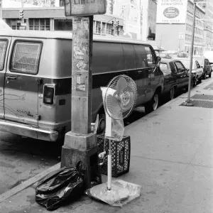 Un ventilateur électrique libre, abandonné sur le trottoir, sous signe, Domenico Bus Lines. Un ventilateur électrique libre, abandonné sur le trottoir, sous signe, Domenico Bus Lines.