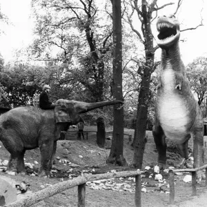 L'éléphant sort son trompe et fait retentir un défi qui est une chose très courageuse.