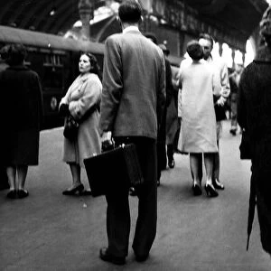 Elizabeth Taylor 1963 Paddington Station kissing on platform