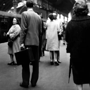 Elizabeth Taylor 1963 Paddington Station kissing on platform