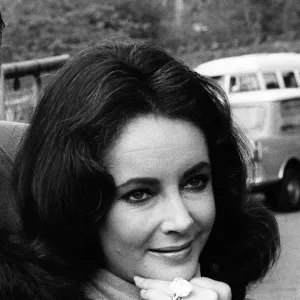Elizabeth Taylor actress May 1968 wearing Diamond ring