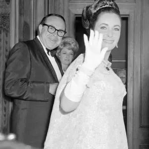 Elizabeth Taylor arrives waving and smiling at Bistro in Beverly Hills Elizabeth Taylor arrives waving and smiling at Bistro in Beverly Hills