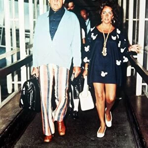 Elizabeth Taylor June 1977 with richard Burton arriving at heathrow airport