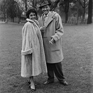 Elizabeth Taylor march 1952 and Michael Wilding back from honey moon