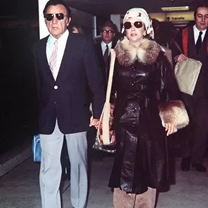 Elizabeth Taylor Nov 1975 with richard Burton arriving at heathrow airport after their
