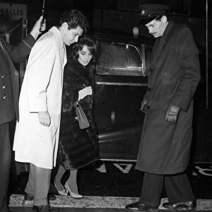 Elizabeth Taylor Oct 1960 with Husband Eddie Fisher arriving at London