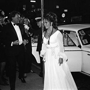 Elizabeth Taylor Oct 1969 with Richard Burton at premiere of Staircase