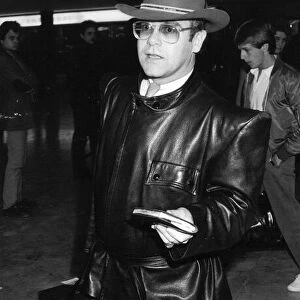 ELTON JOHN AT THE AIRPORT 09 / 05 / 1982