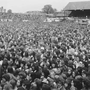 Elton John fans swarm in to Watfords Vicarage Road ground Elton John fans swarm in to Watfords Vicarage Road ground