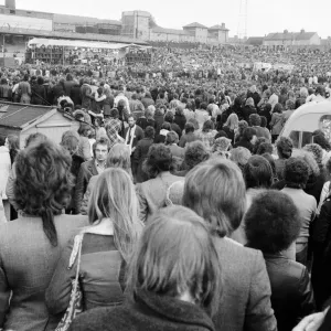 Elton John fans swarm in to Watfords Vicarage Road ground Elton John fans swarm in to Watfords Vicarage Road ground