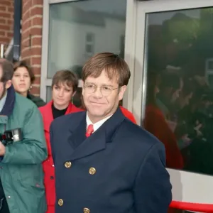 Elton John apre ufficialmente il Dipartimento di Salute sessuale del Kings Healthcare. Elton John apre ufficialmente il Dipartimento di Salute sessuale del Kings Healthcare.