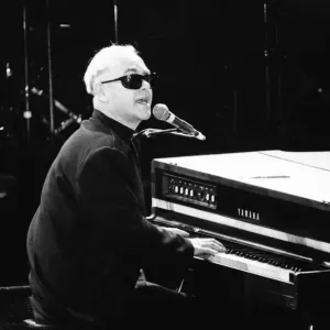 Elton John se produisant sur scène au concert Stand by Me : AIDS Day Benefit à l'Wembley Arena.