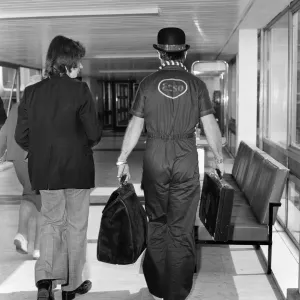 Elton John fotografato all'arrivo da una sessione di registrazione a Los Angeles.