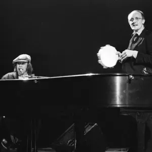 Elton John y Ray Cooper en concierto en el Birmingham Hippodrome. 21 de abril de 1979.