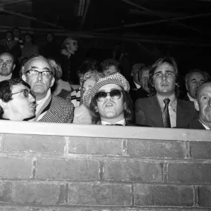 Elton John regarde la rencontre de football, West Bromwich Albion v Watford.