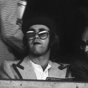 Elton John che guarda la partita di calcio Reading contro Watford. Lega Cup, 1° turno, 2° gara.