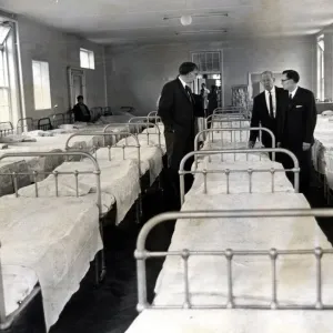 Inspecteurs visitent un bloc masculin surpeuplé à l'hôpital d'Ely en 1969. Inspecteurs visitent un bloc masculin surpeuplé à l'hôpital d'Ely en 1969.