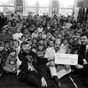 L'école primaire d'Emley a présenté la première lecture de l'histoire récente de Bill Ford. L'école primaire d'Emley a présenté la première lecture de l'histoire récente de Bill Ford.