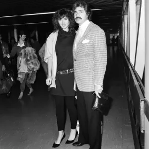 Engelbert Humperdinck und seine Tochter Louise, 18 Jahre alt, landen am Heathrow für eine Familienreise Engelbert Humperdinck und seine Tochter Louise, 18 Jahre alt, landen am Heathrow für eine Familienreise