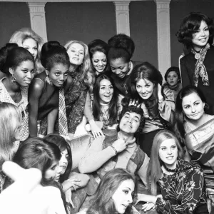 Engelbert Humperdinck Meets Miss World Contestants Print 1970 Engelbert Humperdinck Meets Miss World Contestants Print 1970