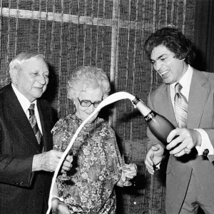 Engelbert Humperdinck with his parents, Mervyn and Olive Dorsey. 12th December 1979 Engelbert Humperdinck with his parents, Mervyn and Olive Dorsey. 12th December 1979