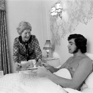 When Engelbert Humperdinck returned to his old landlady at Boarding House in Street Lane When Engelbert Humperdinck returned to his old landlady at Boarding House in Street Lane