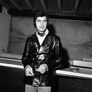 Engelbert Humperdinck returns from his USA concert tour to honour a previous two week