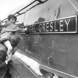 Last Minute Shine for the Sir Nigel Gresley Print (00339)
