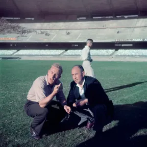 Le capitaine de l'Angleterre, Billy Wright, inspecte la pelouse du stade Maracana nouvellement ouvert. Le capitaine de l'Angleterre, Billy Wright, inspecte la pelouse du stade Maracana nouvellement ouvert.