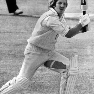 L'astro del cricket inglese Ian Botham è diventato il primo uomo della storia a segnare un secolo.