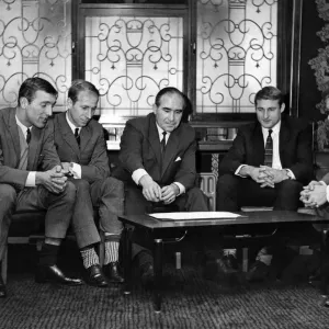 Le sélectionneur de l'équipe d'Angleterre de football, Alf Ramsey, discute des tactiques avec les joueurs anglais Peter Thompson.